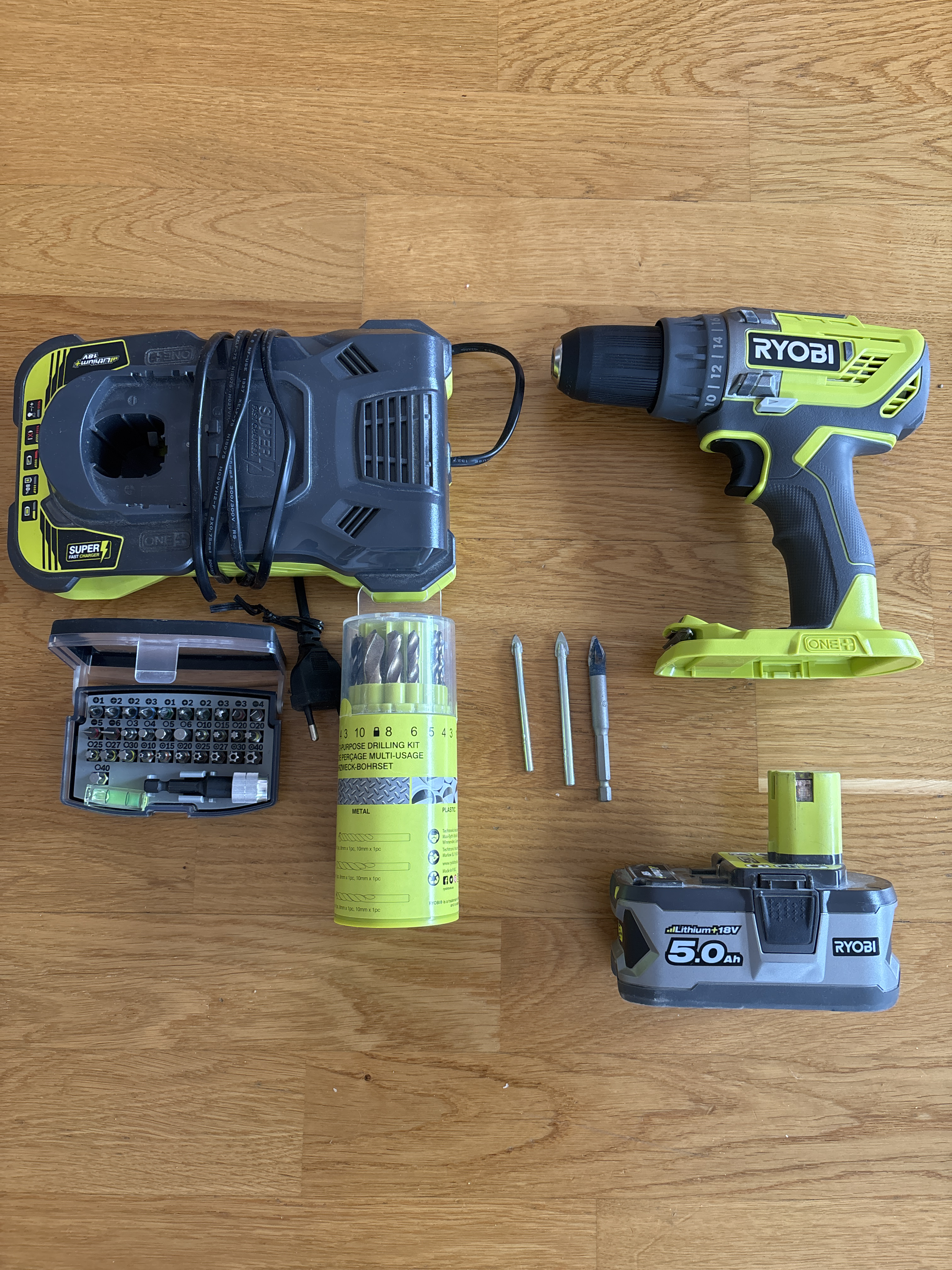 Borrskruvdragare+bitssats och borrar