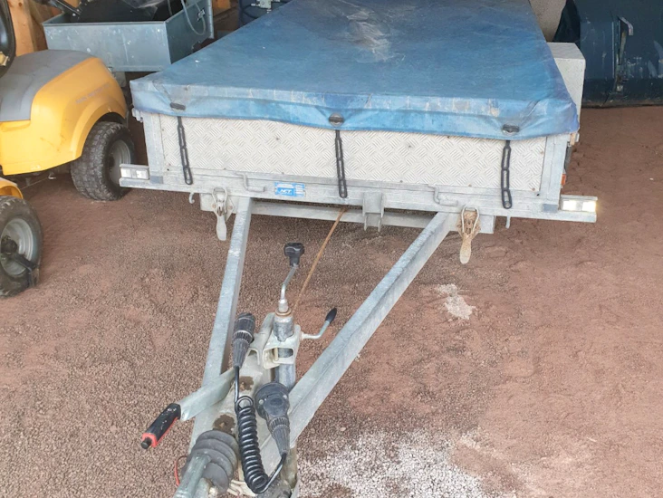 Släpvagn med kapellöverdrag