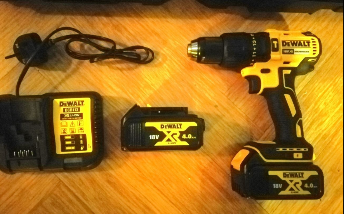 Professional de walt cordless brushless drill 2 batteries (4 ah each)!