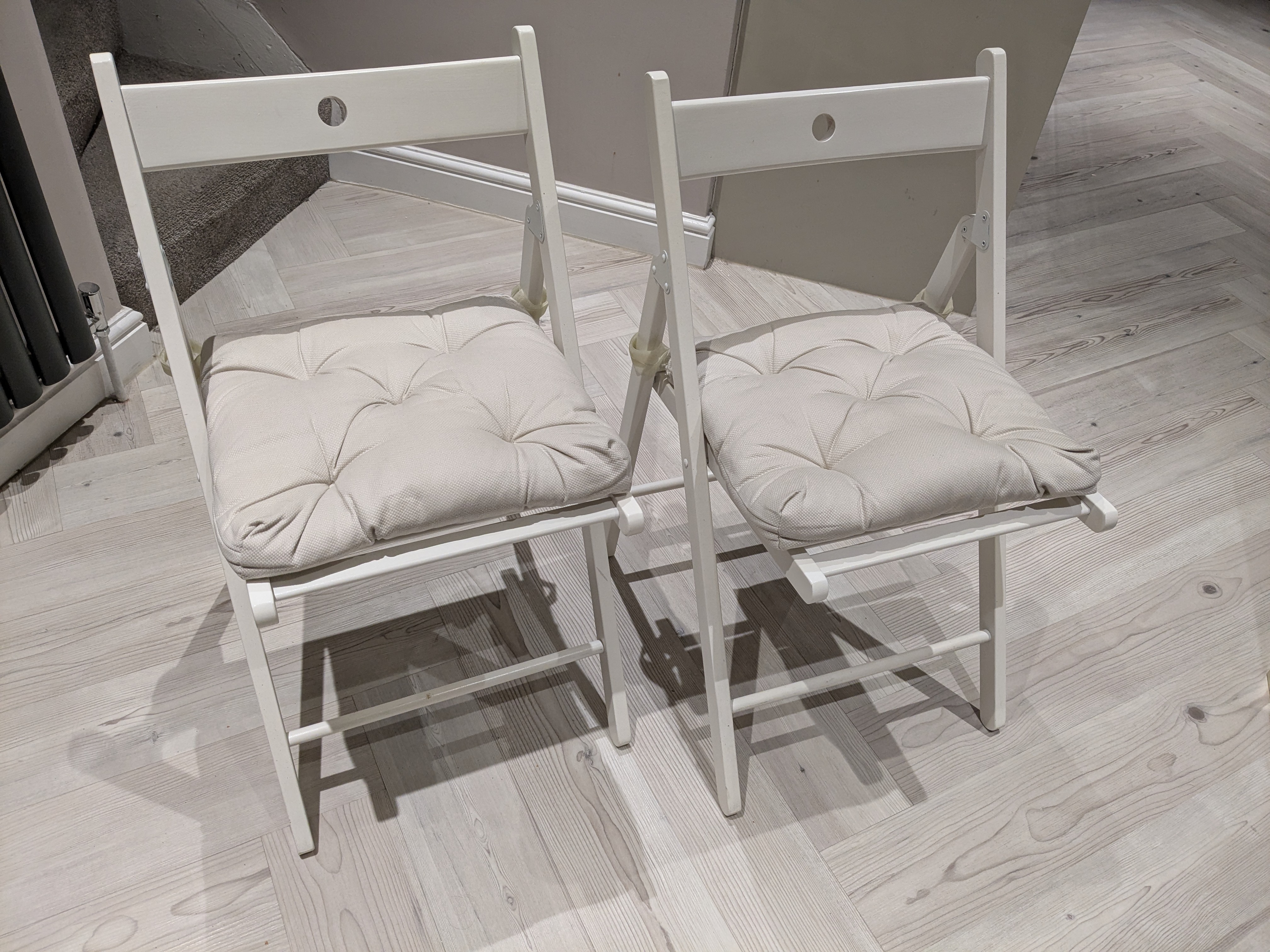 2x folding chairs with removable seat pads
