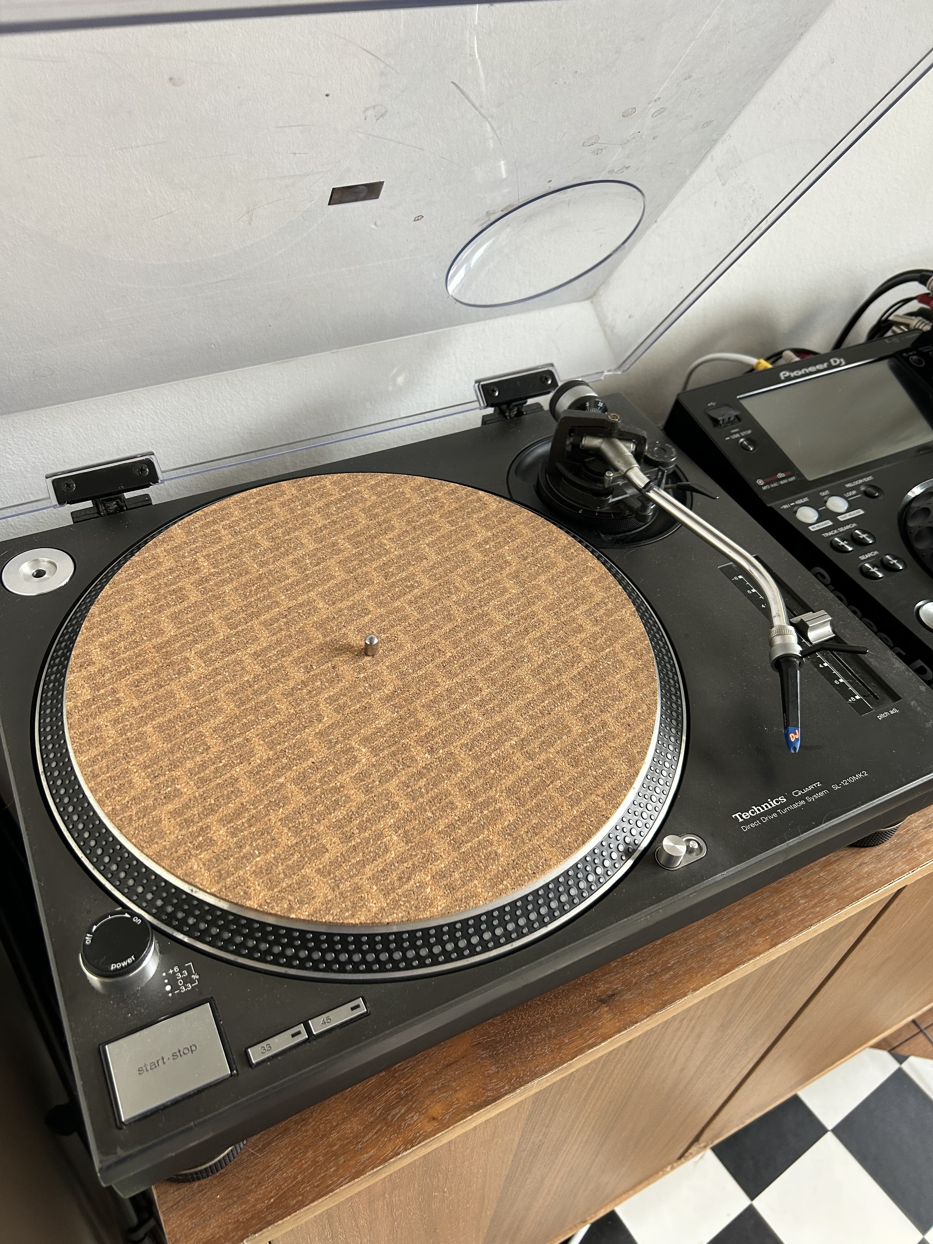 2x technics sl-1210 mk2 turntable (with ortofon concorde needles)