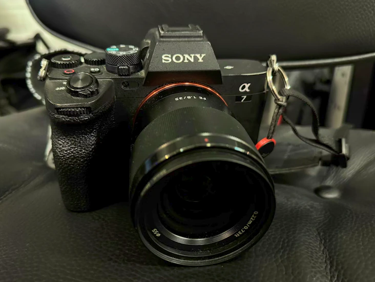 Kamerapaketti: sony a7iv + 70-180/f2.8 + godox ad300