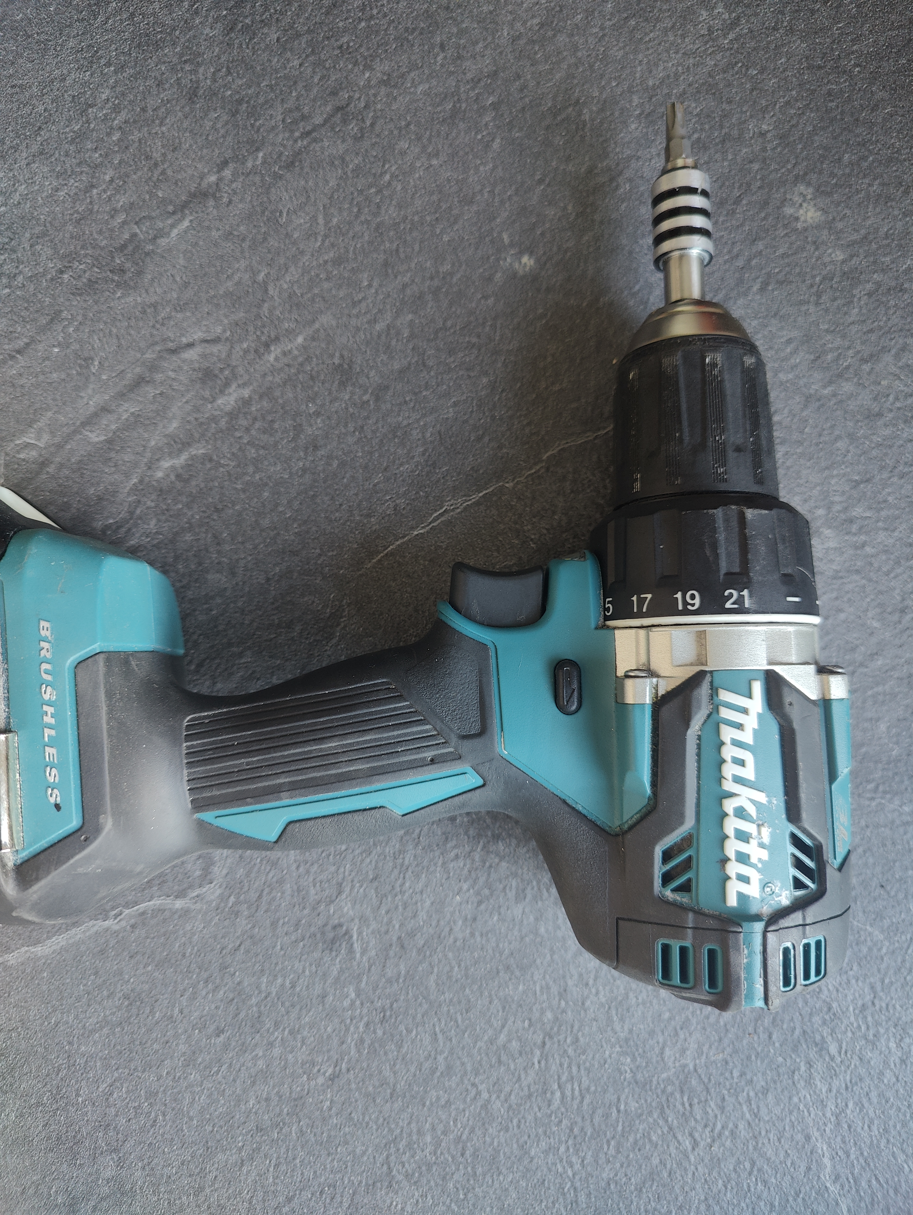 Makita borrskruvdragare med dubbla batterier och laddare