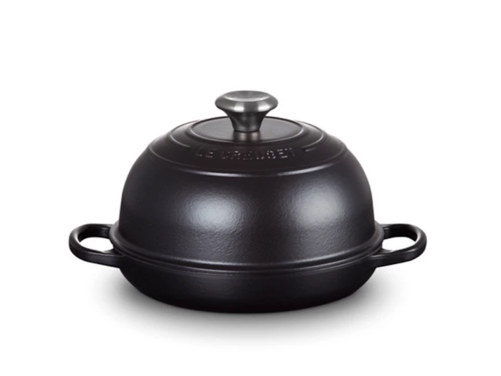Le creuset støpejernsform til brødbaking