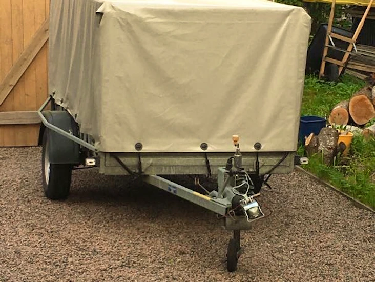 Thule gallersläp, bromsat, täckt med kapell.