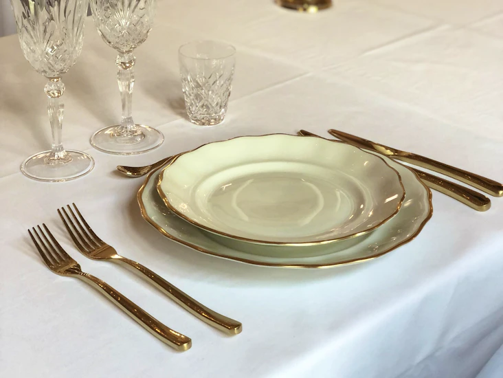 Vitt porslin med guldkant