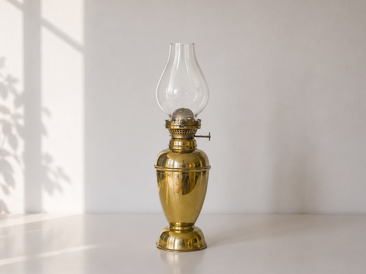 Bordsfotogenlampa i mässing