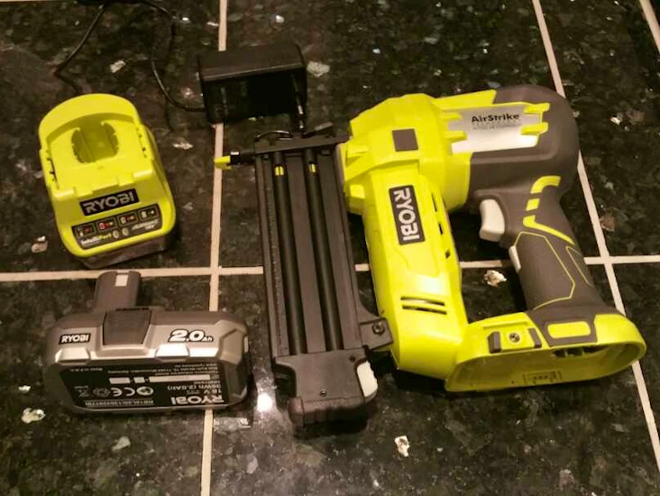 Ryobi batteridrevet spikerpistol