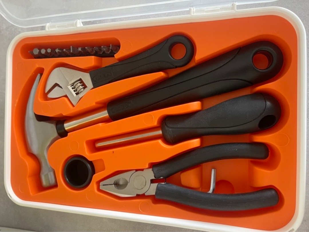 Verktygsset (bl.a. hammare, skiftnyckel mm.) 