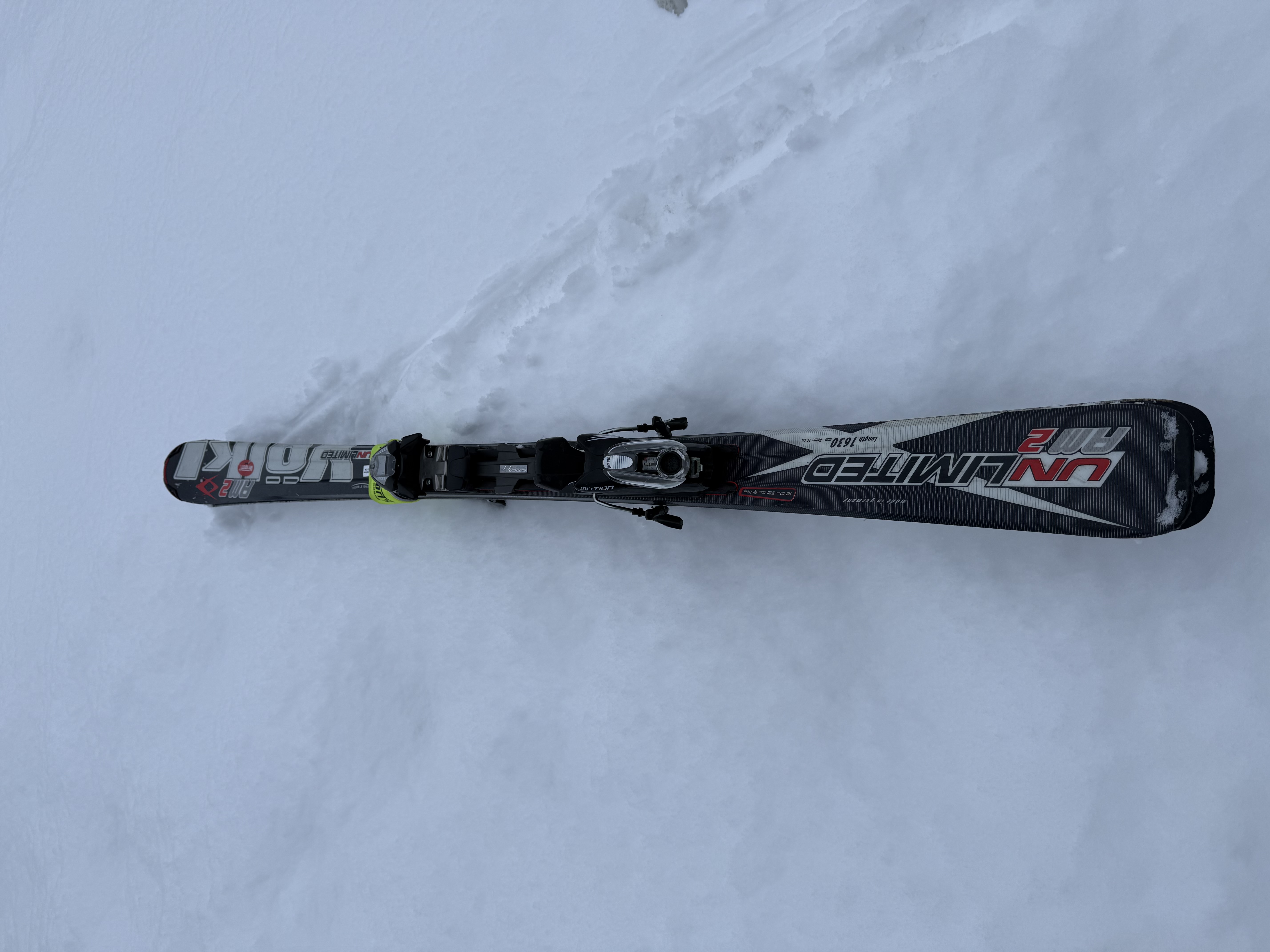 Slalåmski-pakke – ski, støvler, staver og hjelm