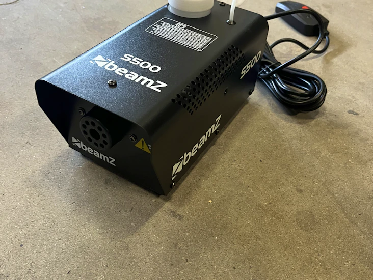 Hyr mindre rökmaskin, perfekt till festen!