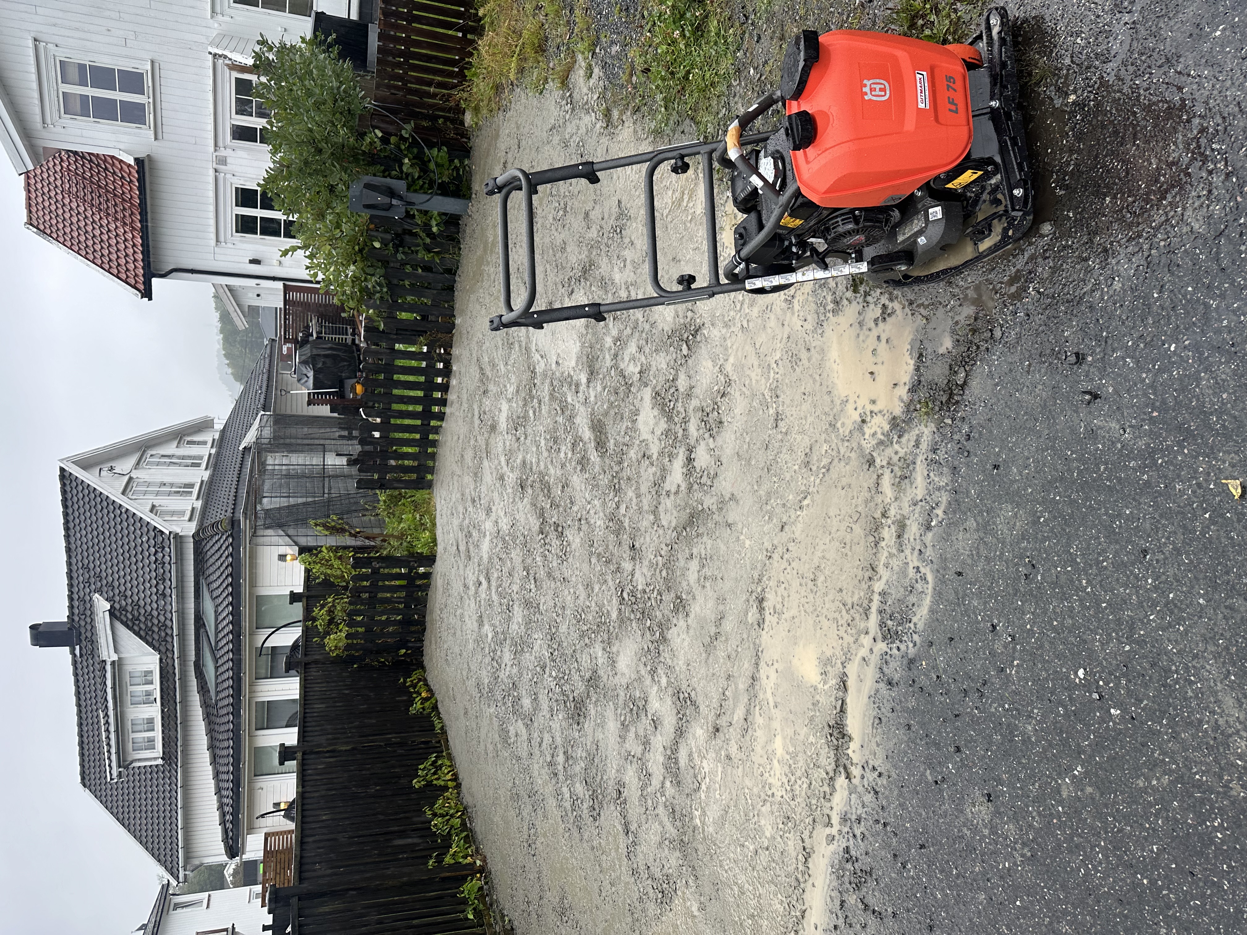Parkeringsplass(grus) m/mulighet for lading(easee-lader)