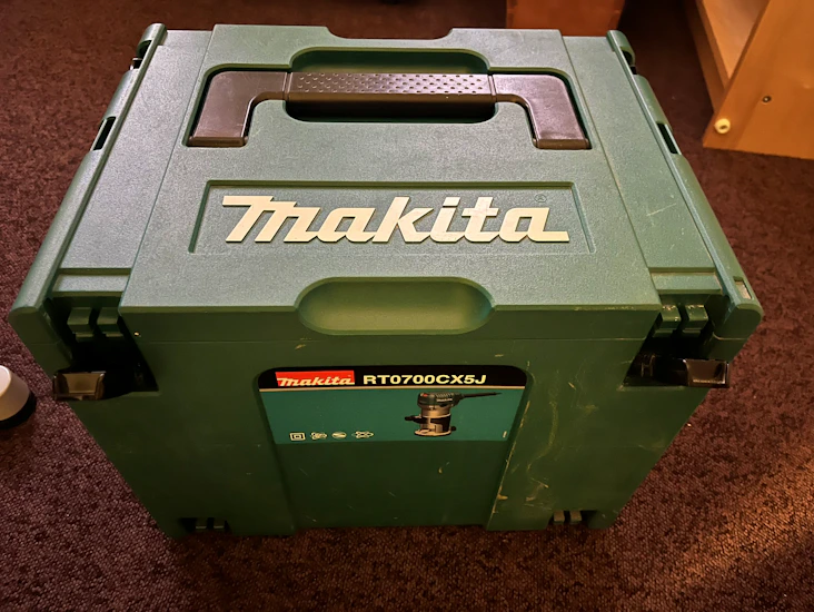 Handöverfräs makita rt0700cx5j