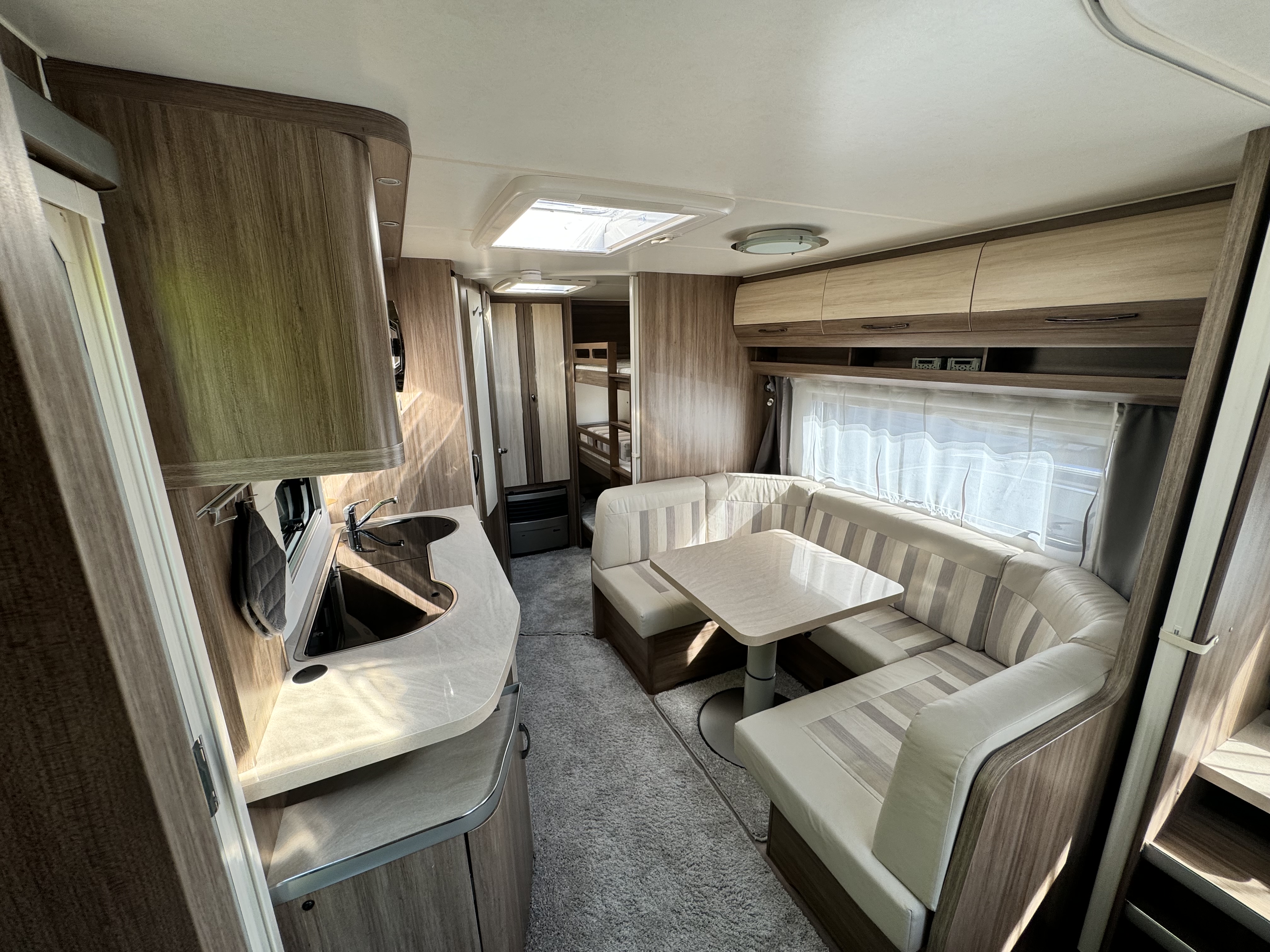 Moderne hobby kmf 545 de luxe med 7 sengeplasser!