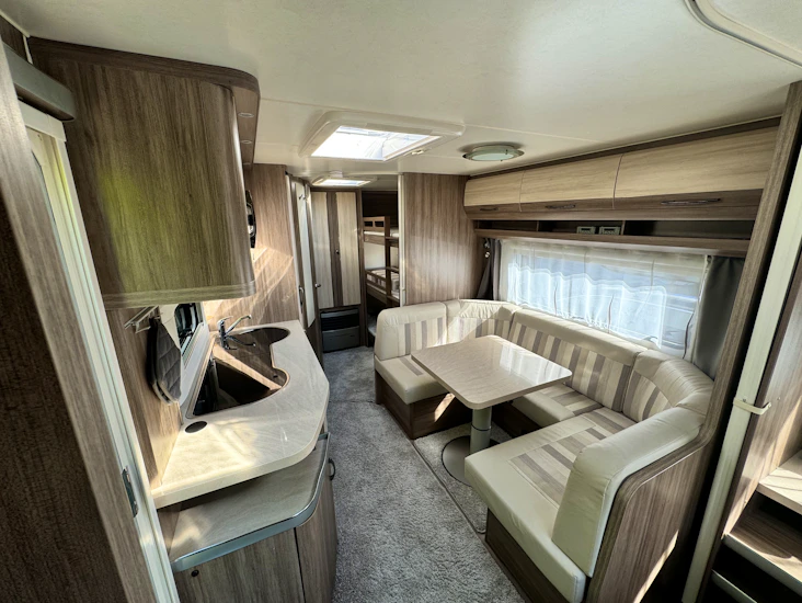 Moderne hobby kmf 545 de luxe med 7 sengeplasser!