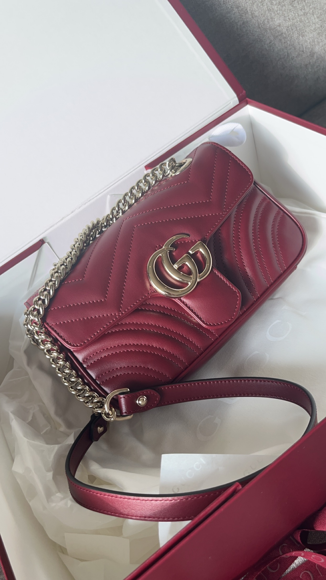 Gucci gg marmont 2.0 small vattert skinnskulderveske