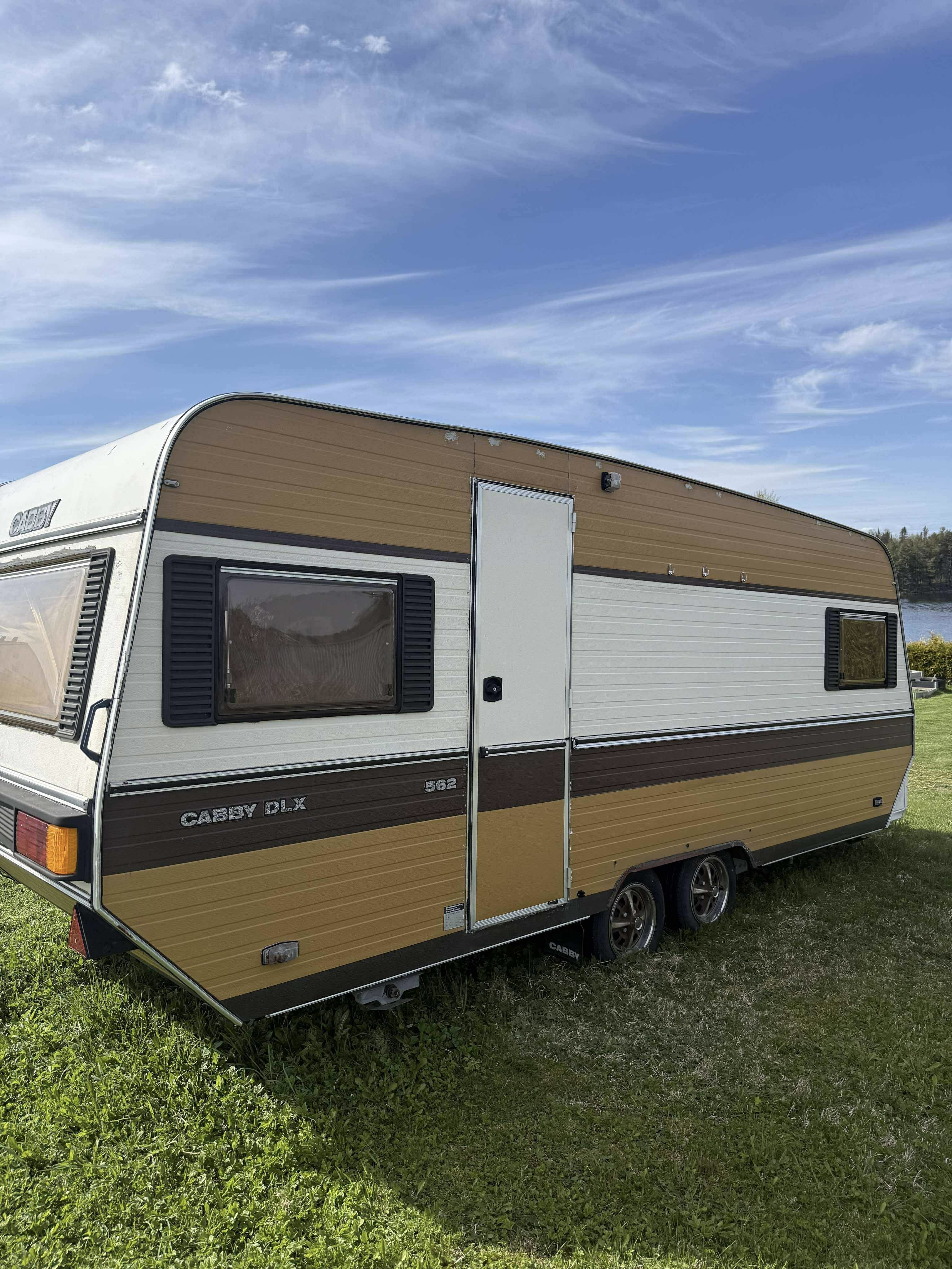 Koselig retro campingvogn med fokus på sikkerhet