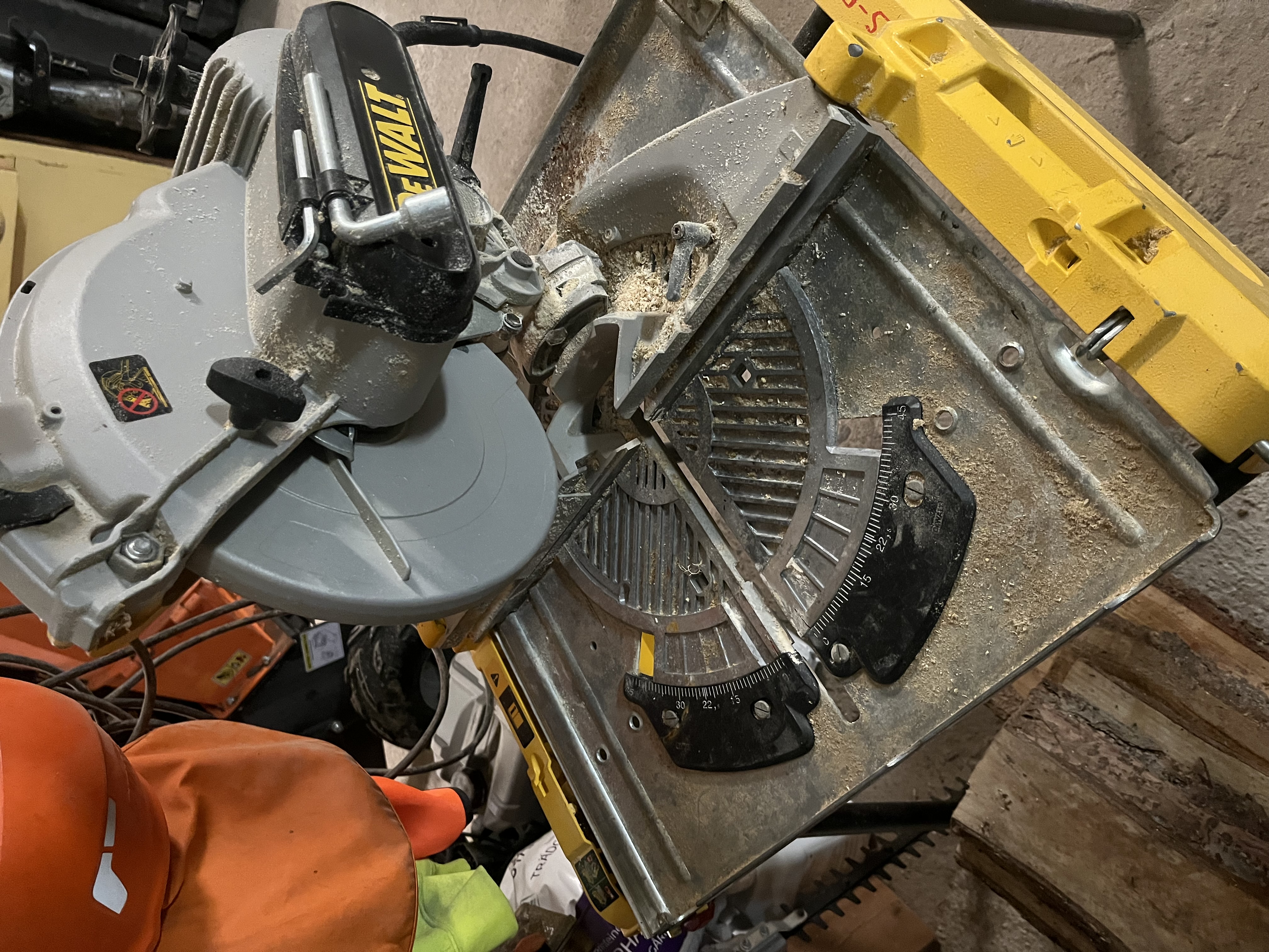 Kääntöpöytäsirkkeli dewalt