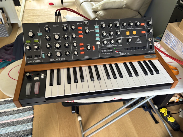 Behringer poly d synthersizer