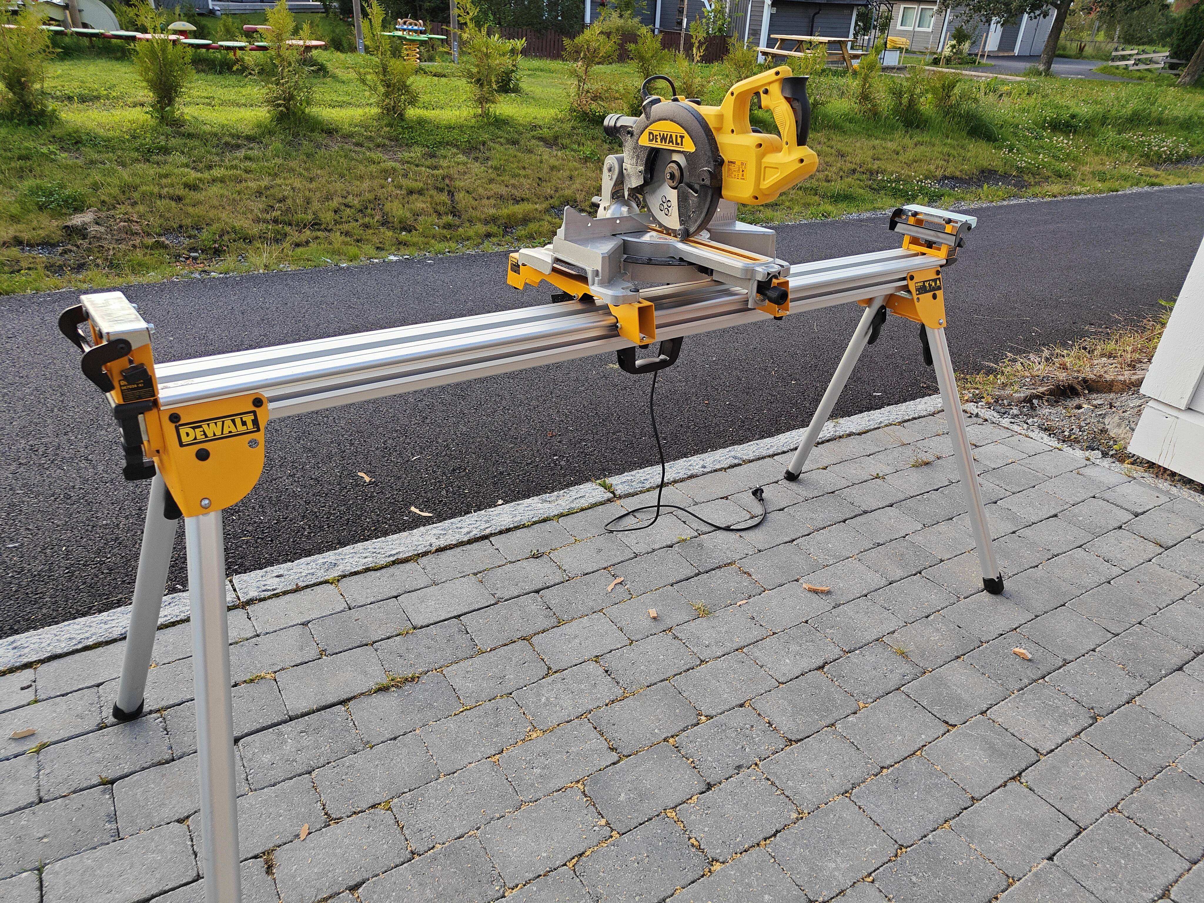 Dewalt kapp- og gjærsag med stativ leies ut