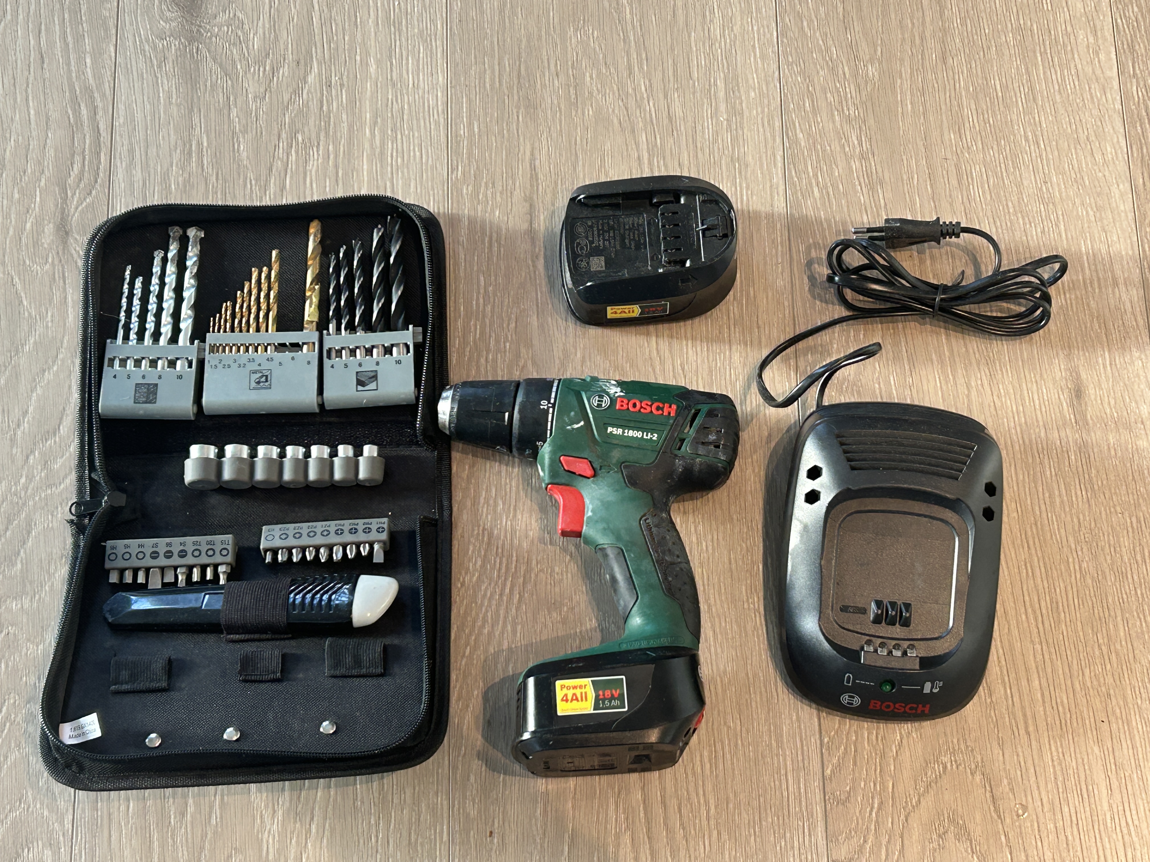 Bosch psr 1800 li-2 batteridrill med bitssett
