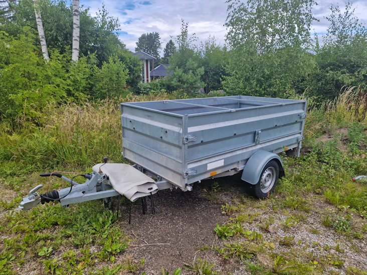 Släp med täckta sidor