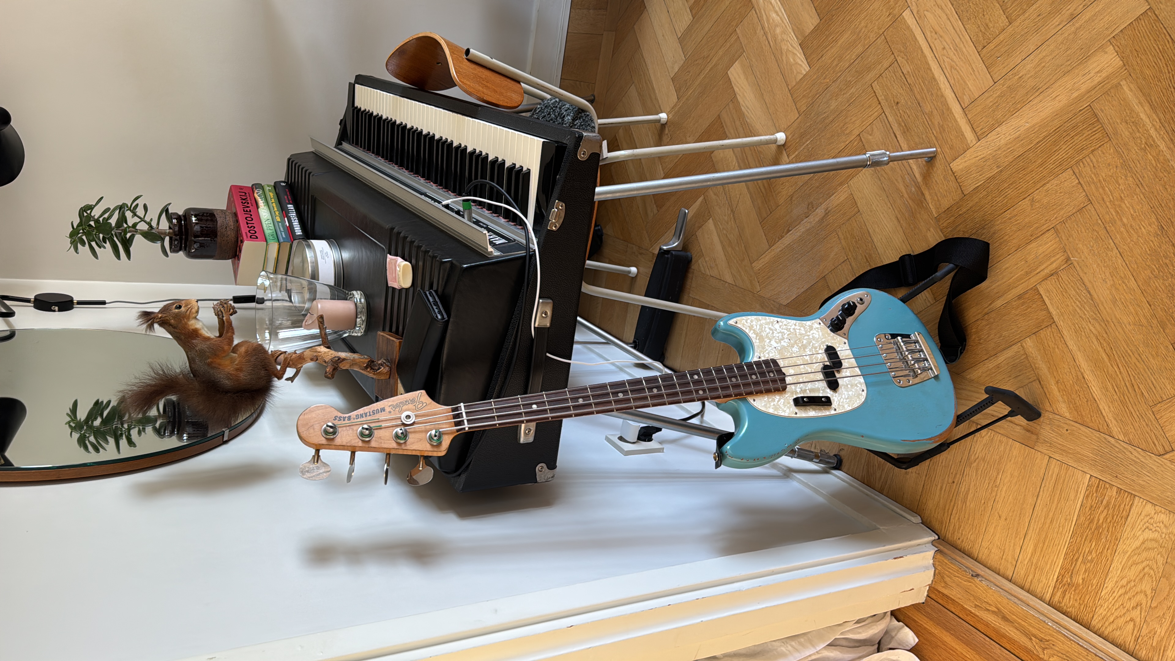 Fender jmj road worn mustang bass daphne blue