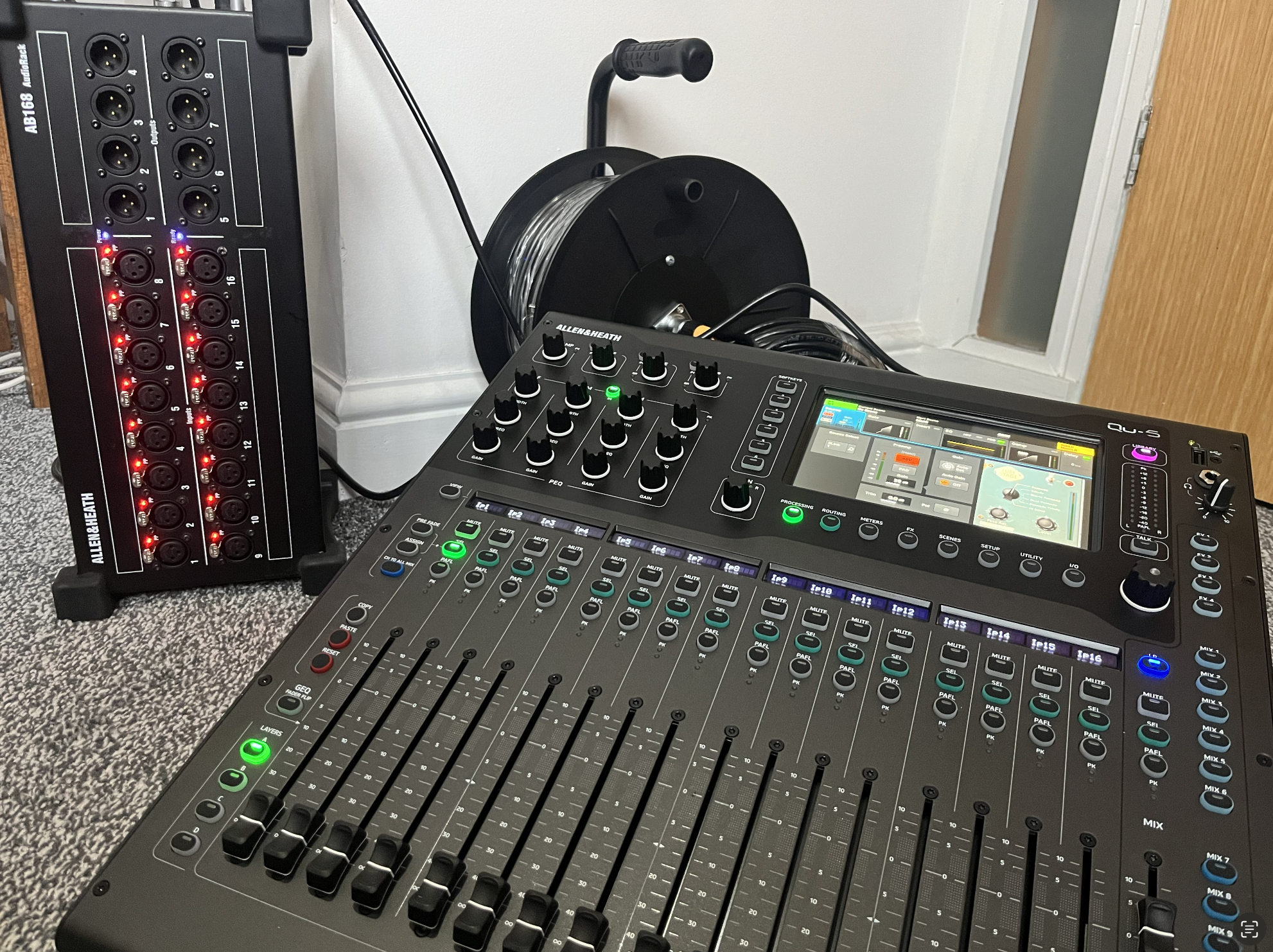 Allen and heath qu-5 mixing desk with ab168 stage box 75m cat6 reel