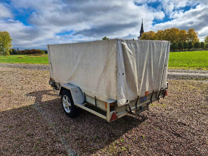 1030 kg lastvikt släp med kappel