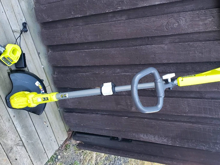 Sladdlös ryobi trimmer one+. två batterier