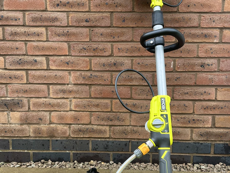 Telescopic scrubber with water feed