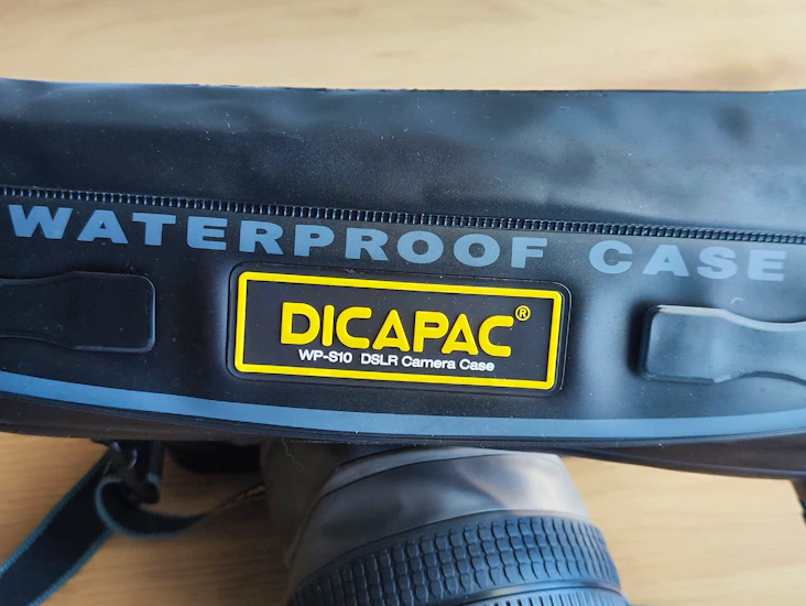Dicapac wp-s10 pro waterproof camera case