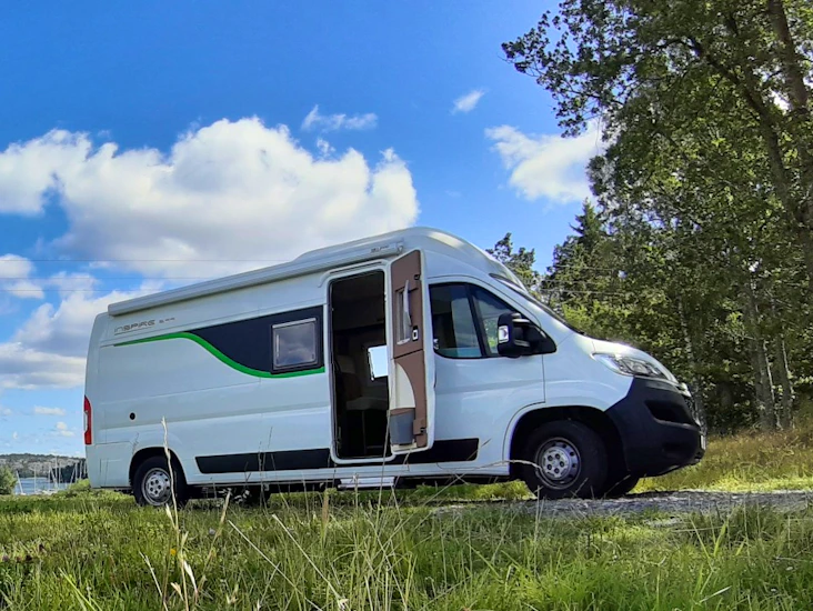 Campervan 599 med 4 bäddar och 4 sittplatser