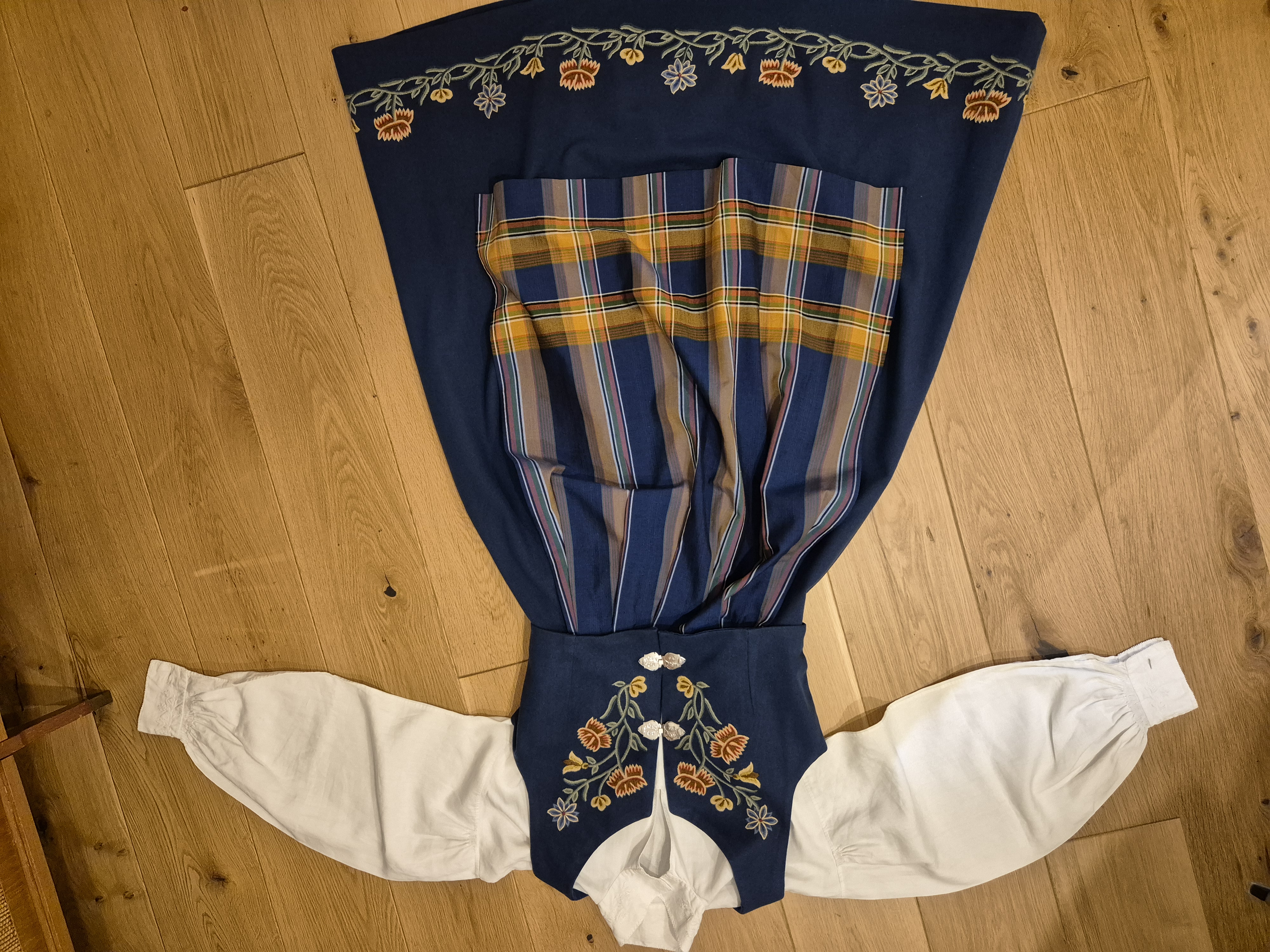 Komplett nordlandsbunad s/m til person ca 160cm