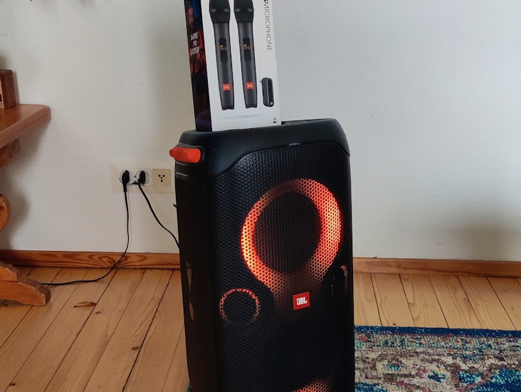 Karaokekaiutin ja 2 mikrofonia