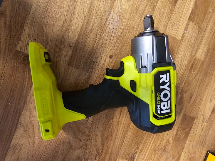 Batteridrevet muttertrekker ryobi