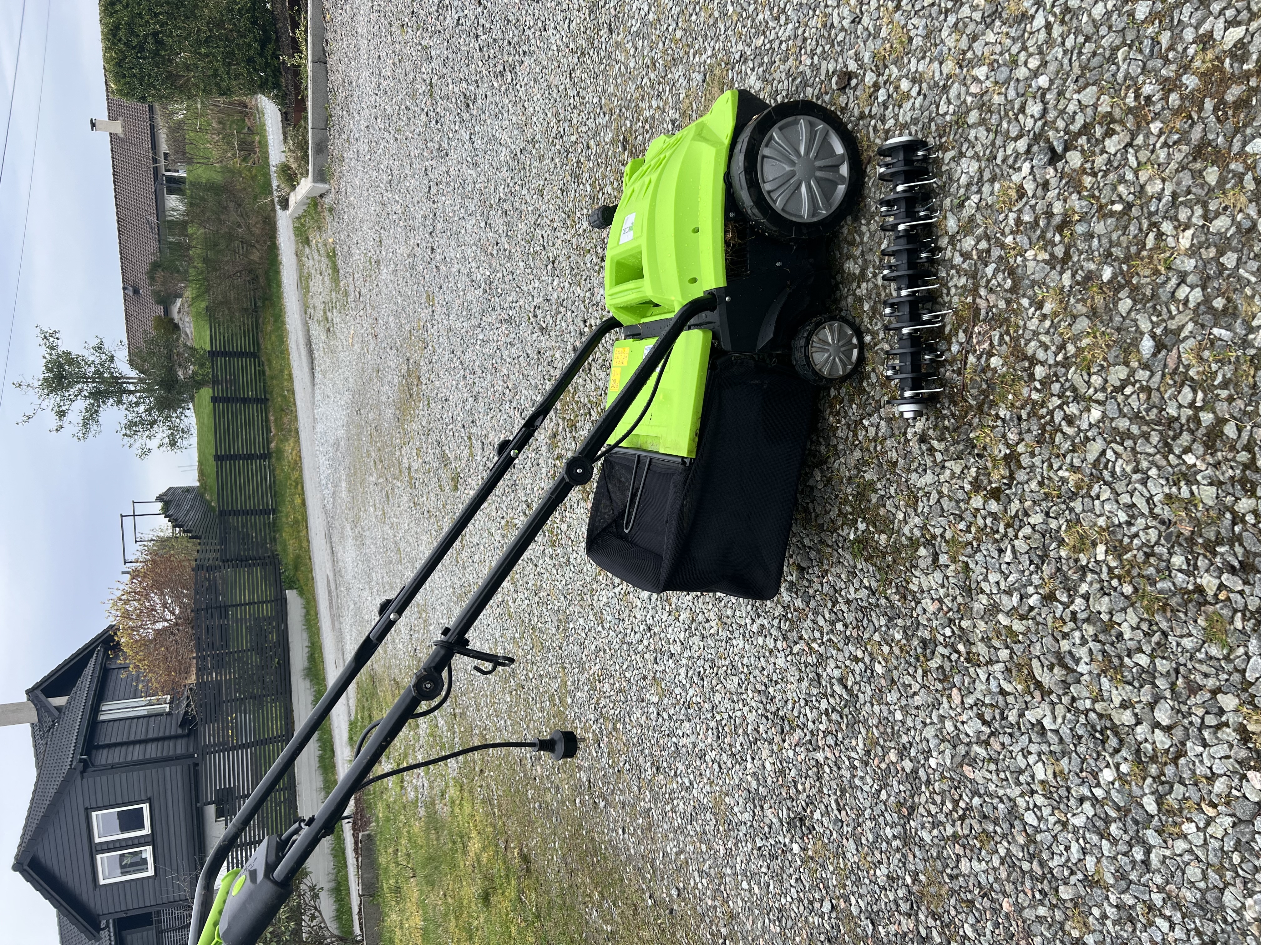 Effektiv vetikalskjærer/mosefjærner