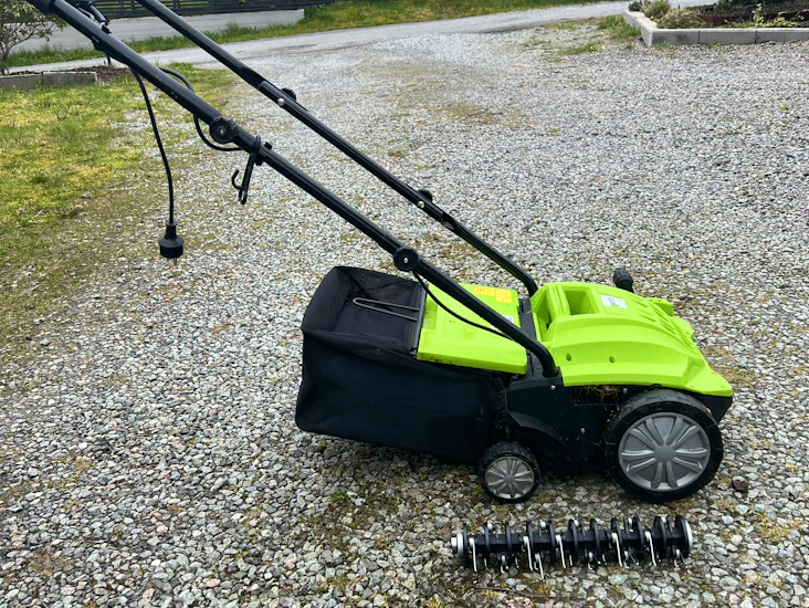 Effektiv vetikalskjærer/mosefjærner