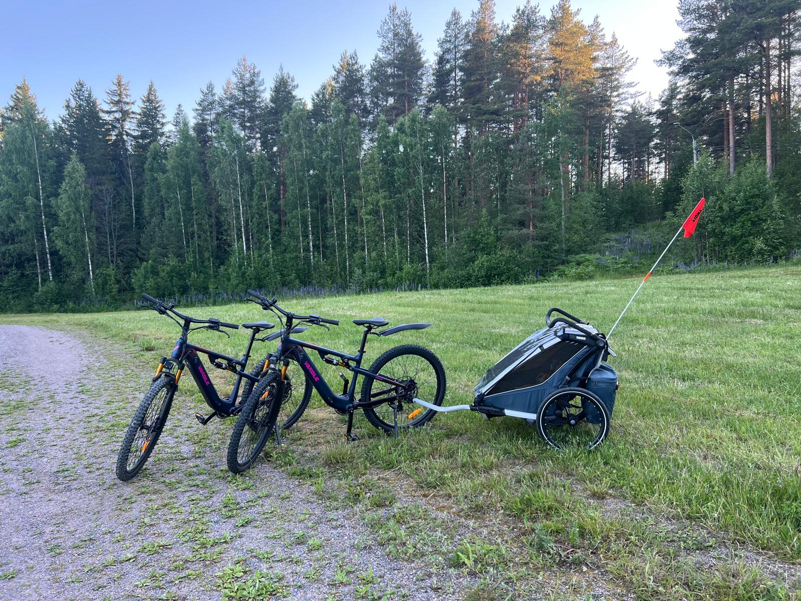 2kpl sähköpyörät + thule pyöräperävaunu - retkelle vantaan ulkoilureiteille!