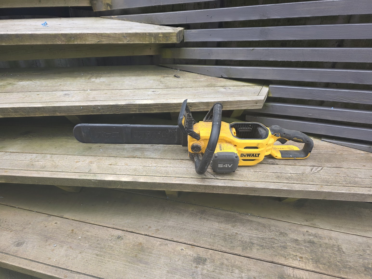 Dewalt 54v flexvolt batteridrevet motorsag – kraftfull og stillegående til leie!