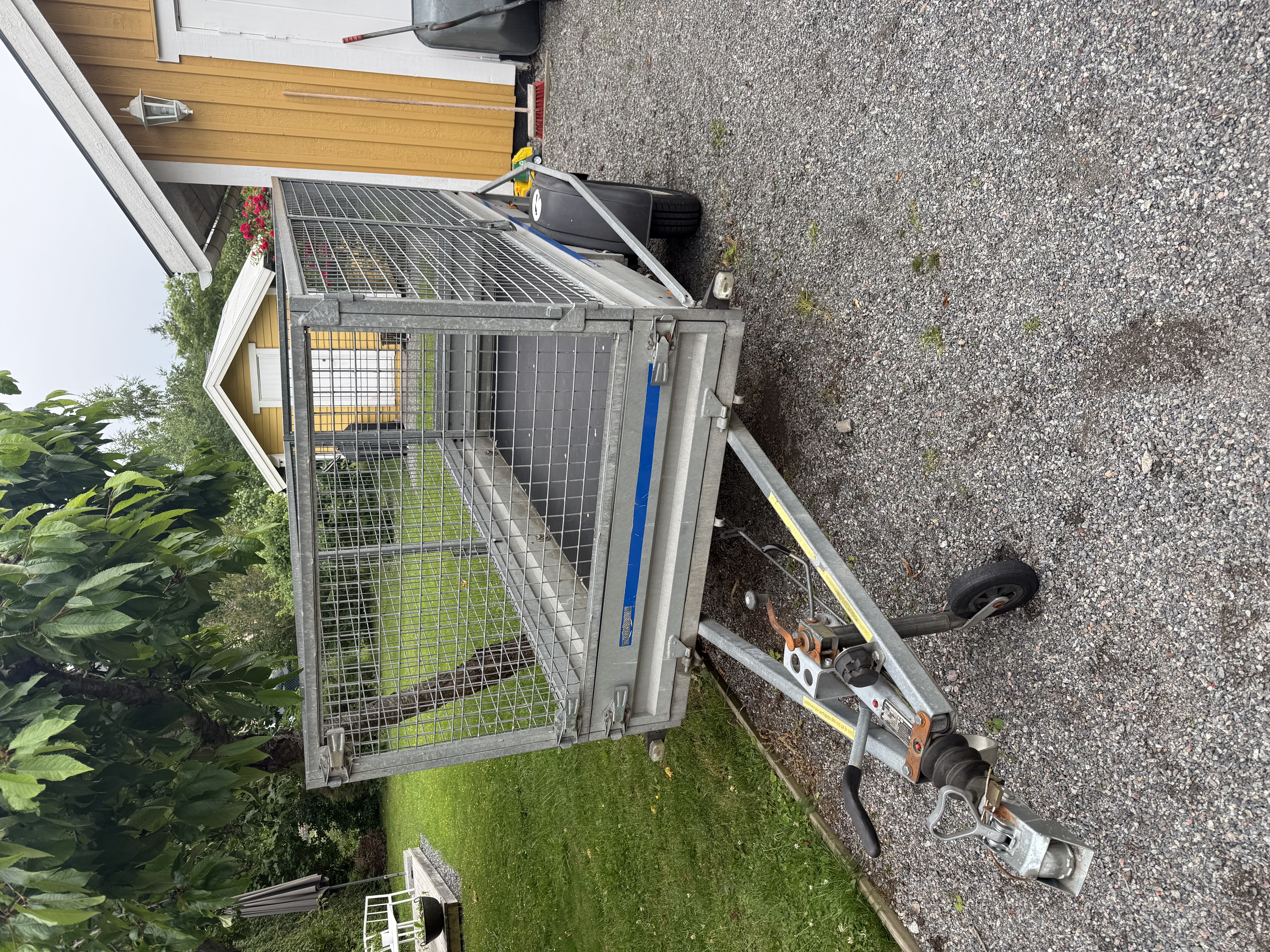 Bromsad släpvagn med avtagbart galler