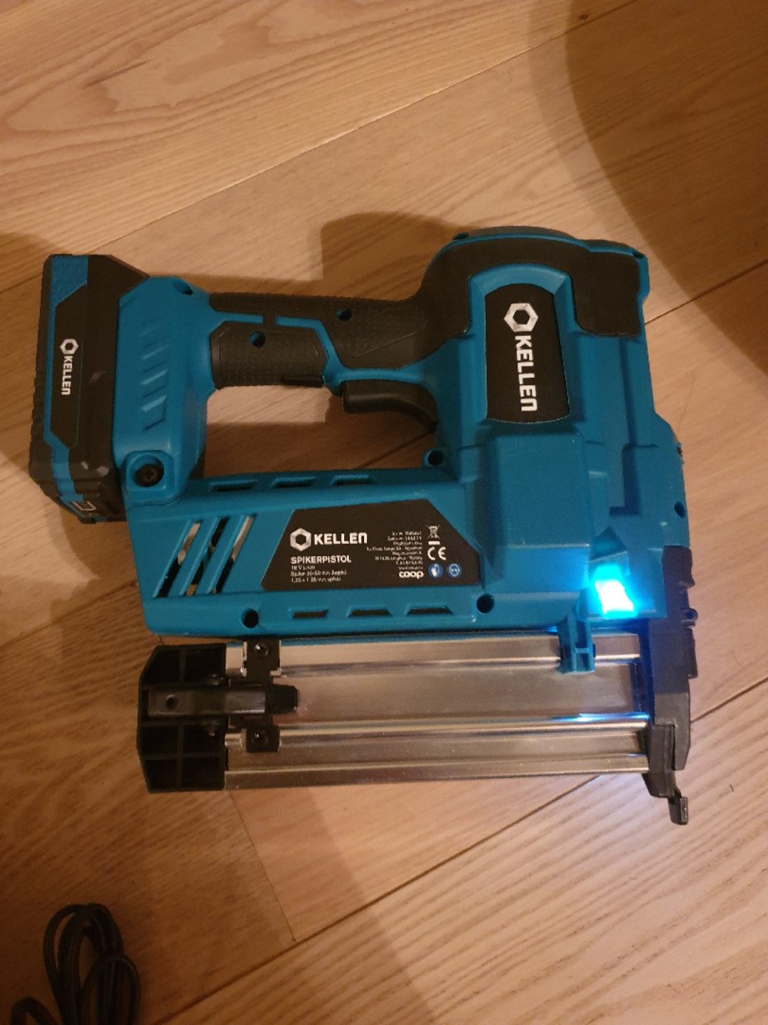 Batteridrevet spikerpistol for listverk