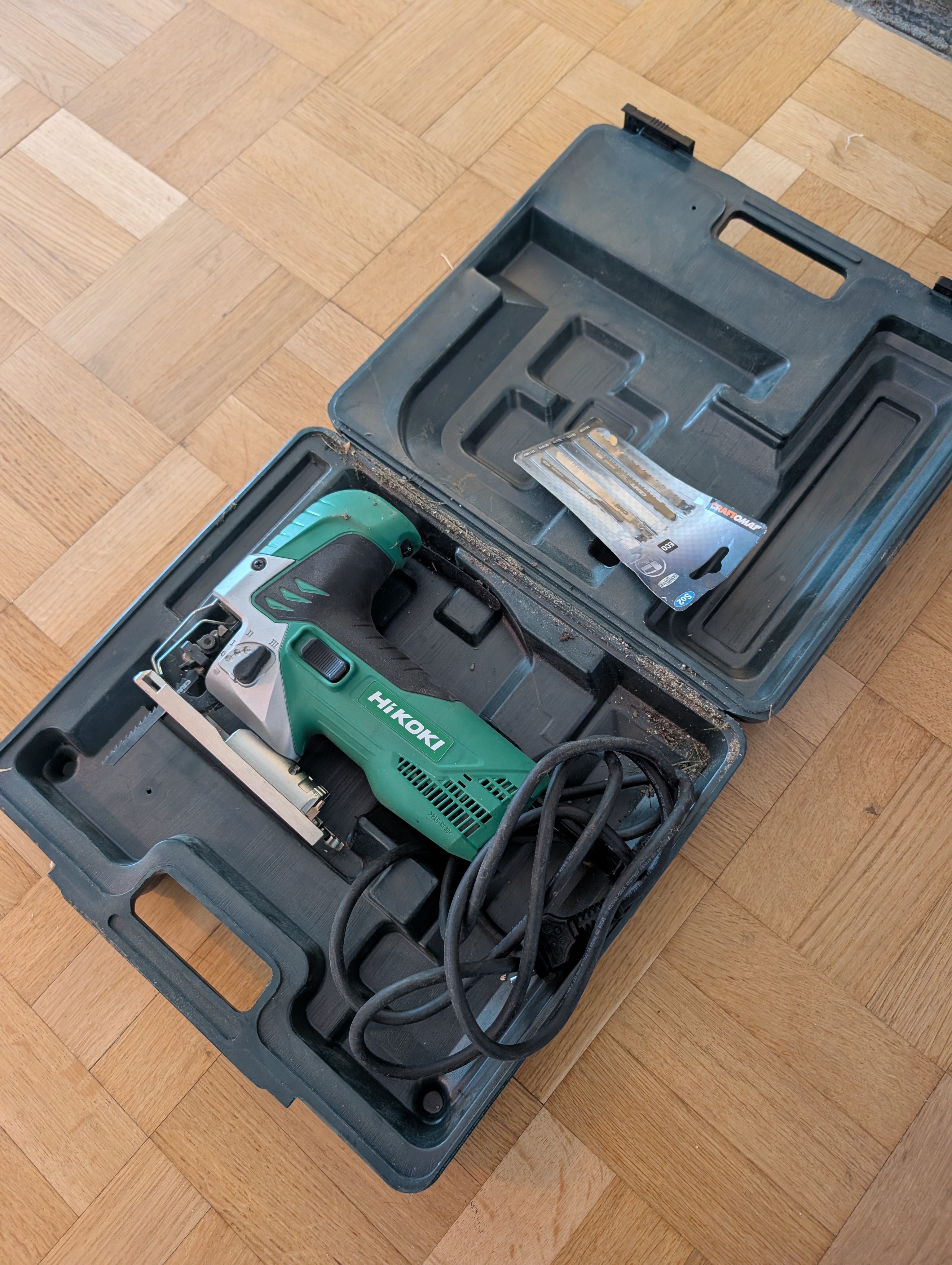 Rejäl sticksåg med egen låda, sladd.