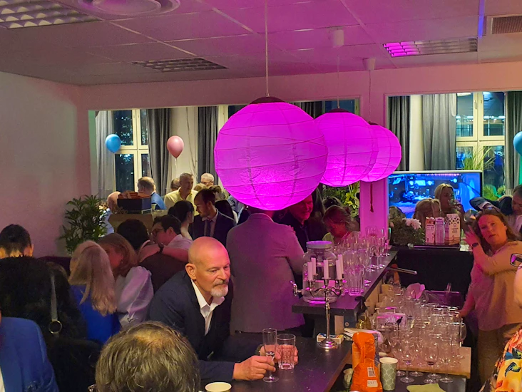 Festlokal med sportbar (egen mat & dryck) – vardagsrummet – endast slutna sällskap