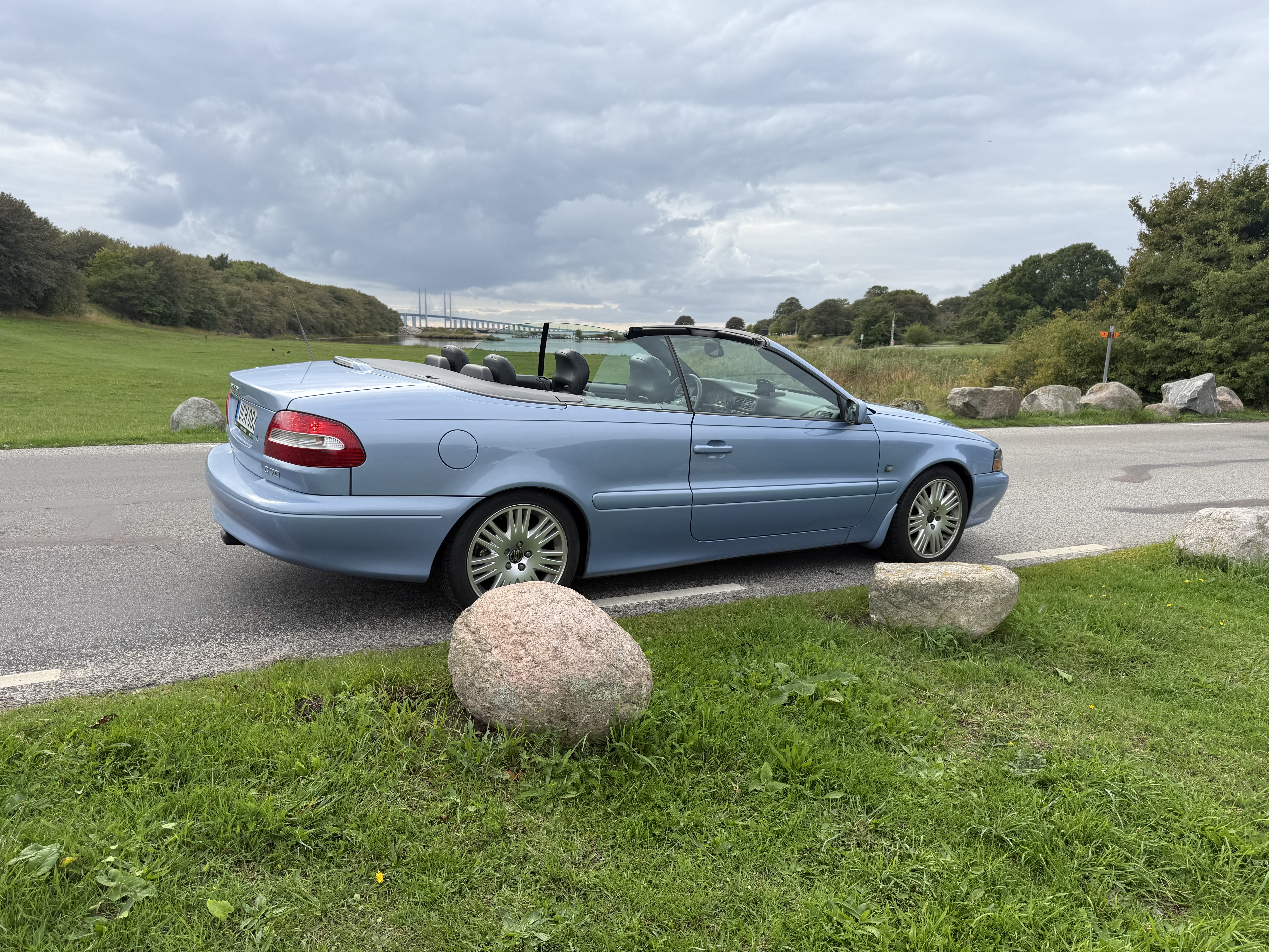 Volvo c70 cabriolet 2004 – njut av sommaren med taket nere! ☀️