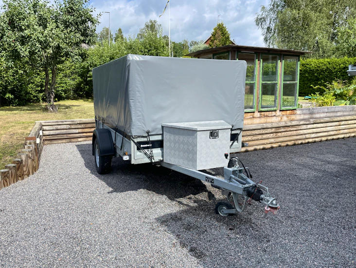 Bromsat gallersläp med kapell