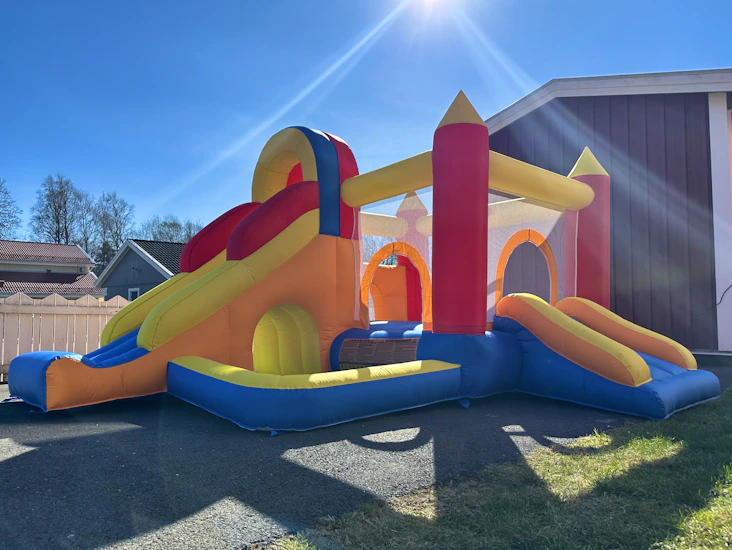 Hoppborg - rutschkana, bollhav och basketkorg