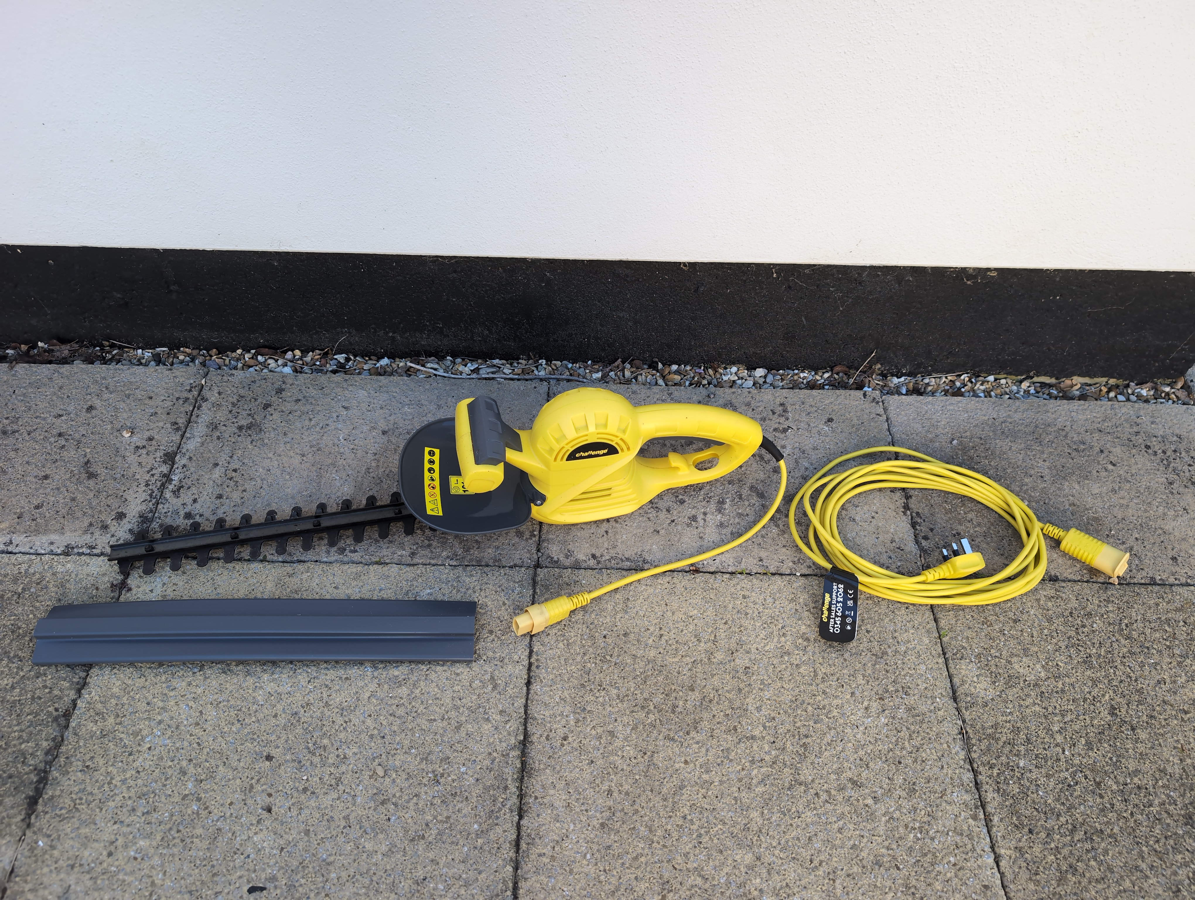 Electric hedge trimmer 