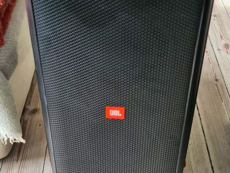 Lej en eller to partybox 310 med mikrofon