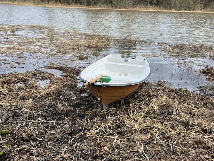 Roddbåt i hällestadsjön för fiske och utflykter